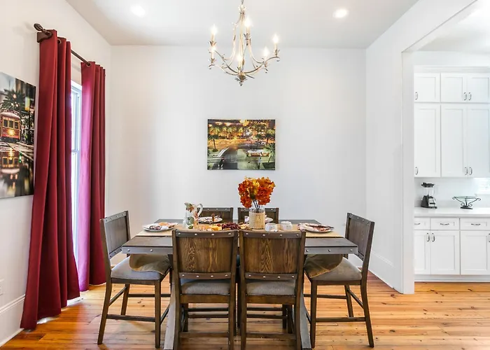 3Br Cottage On Carondelet By Hosteeva