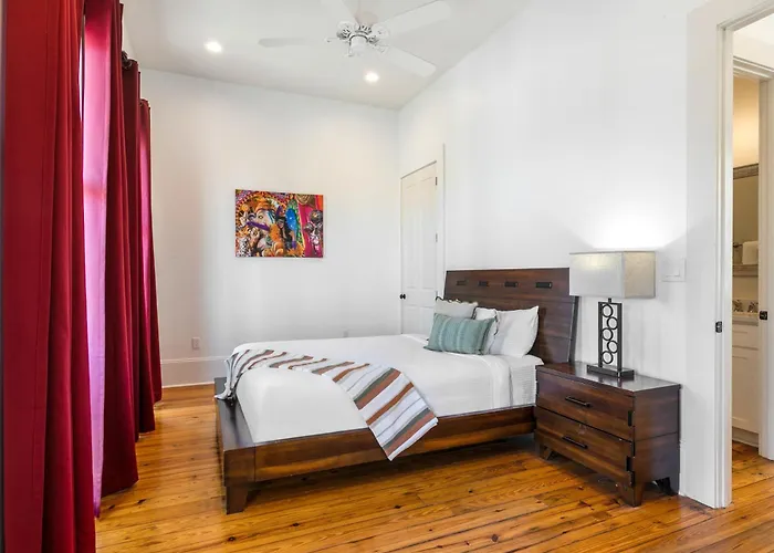 3Br Cottage On Carondelet By Hosteeva