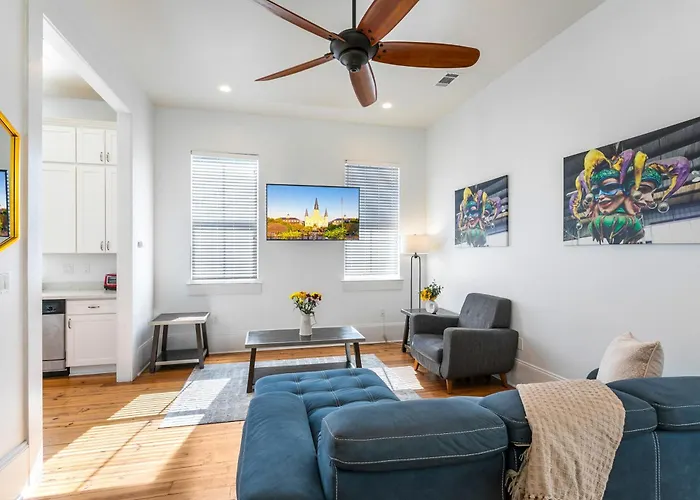 3Br Cottage On Carondelet By Hosteeva