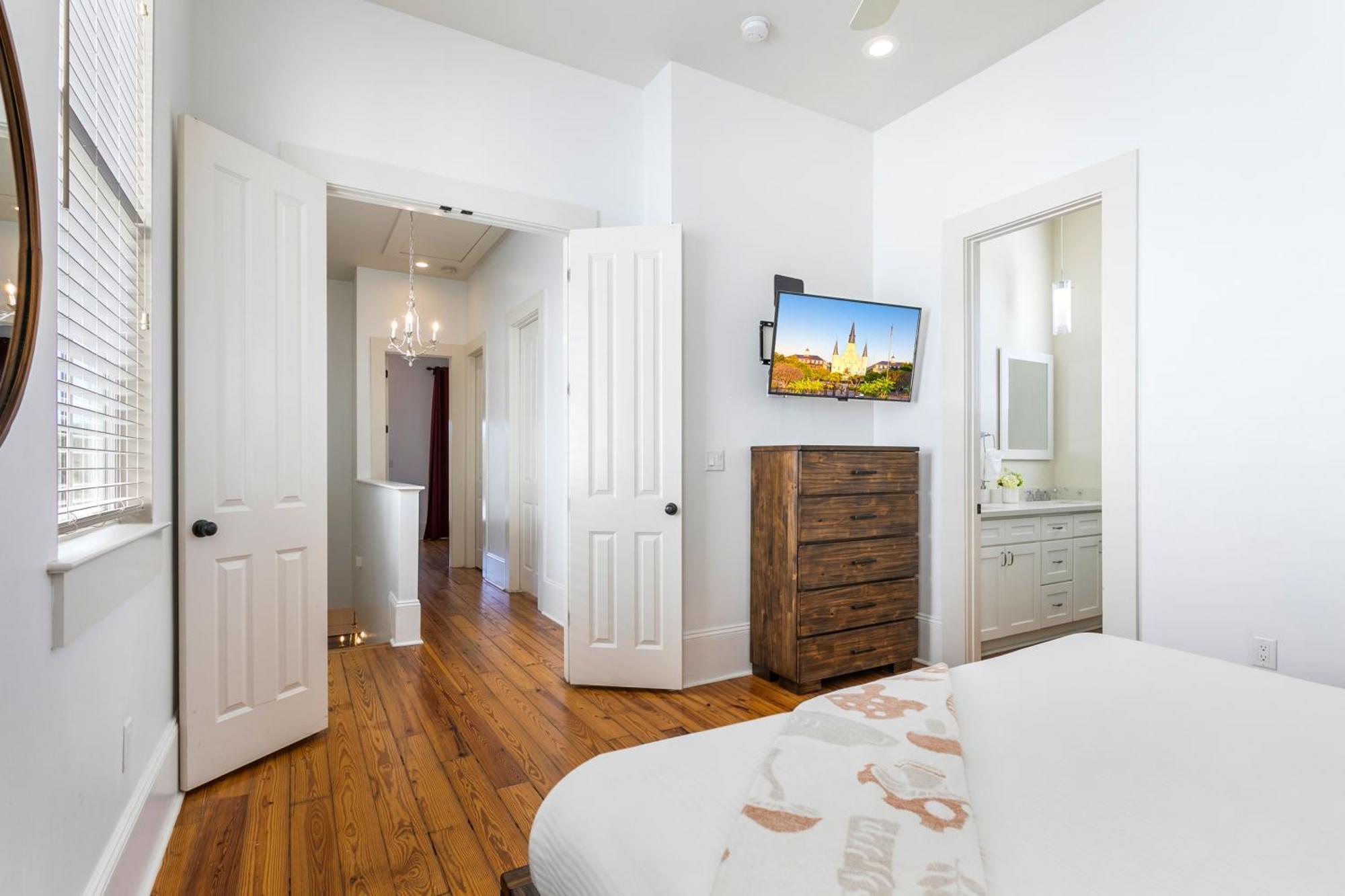 3br On Carondelet By Hosteeva * New Orleans